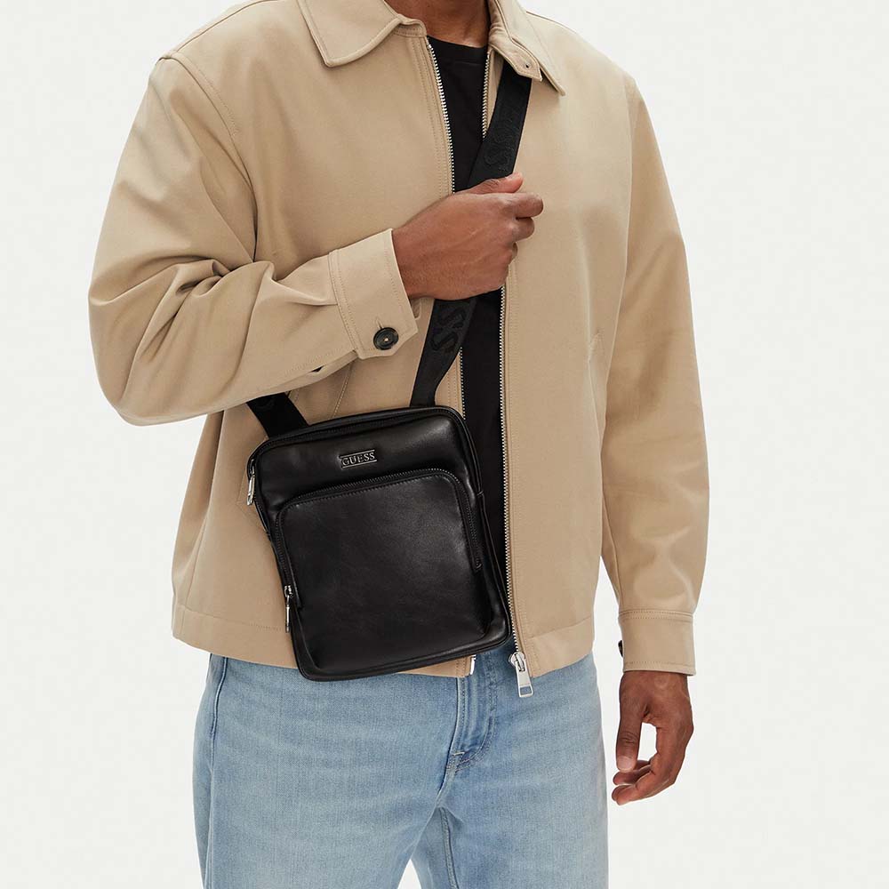 Geantă crossbody bărbați Guess neagră cu logo metalic 920BGEAHMBOCAP5323N - 1 | YEO