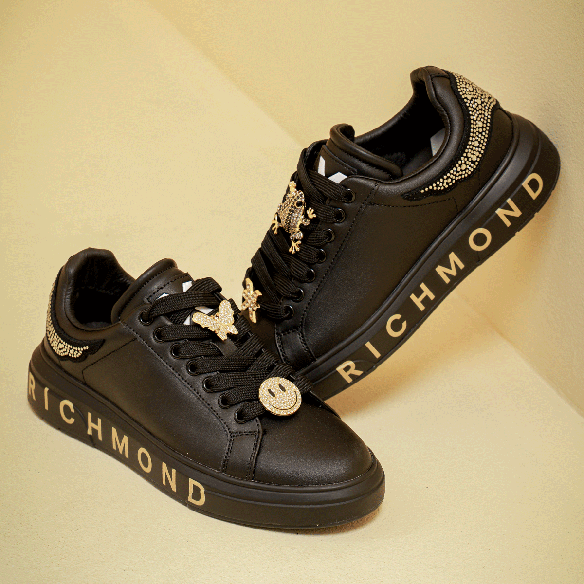 Pantofi femei JOHN RICHMOND negri din piele cu accesorii și strasuri 2260DP29007N - 1 | YEO